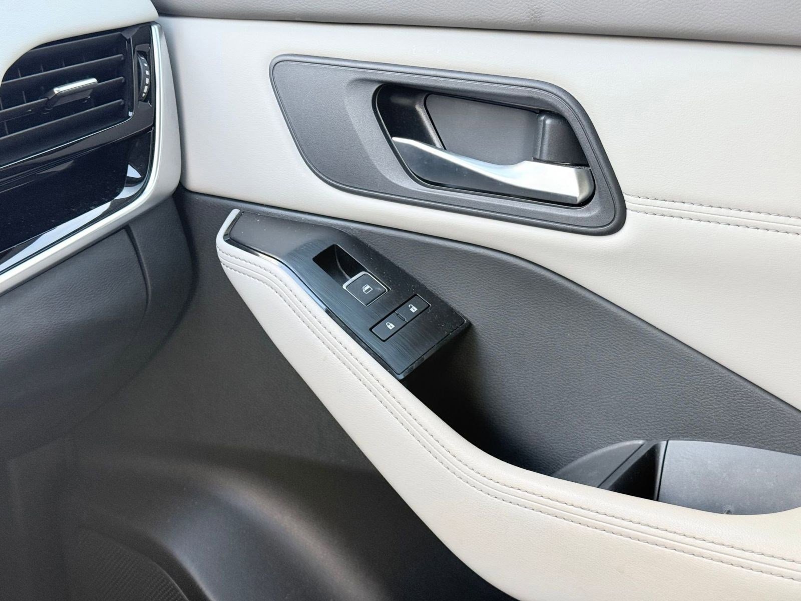 Used 2023 Nissan Rogue SL w/ SL Premium Package image 25