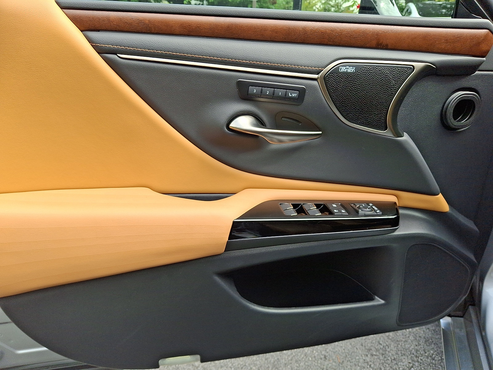 Certified 2022 Lexus ES 300h w/ Accessory Package 2 FWD image 13