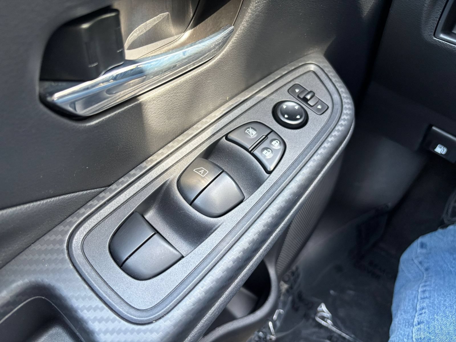 Used 2025 Nissan Versa SV FWD image 18