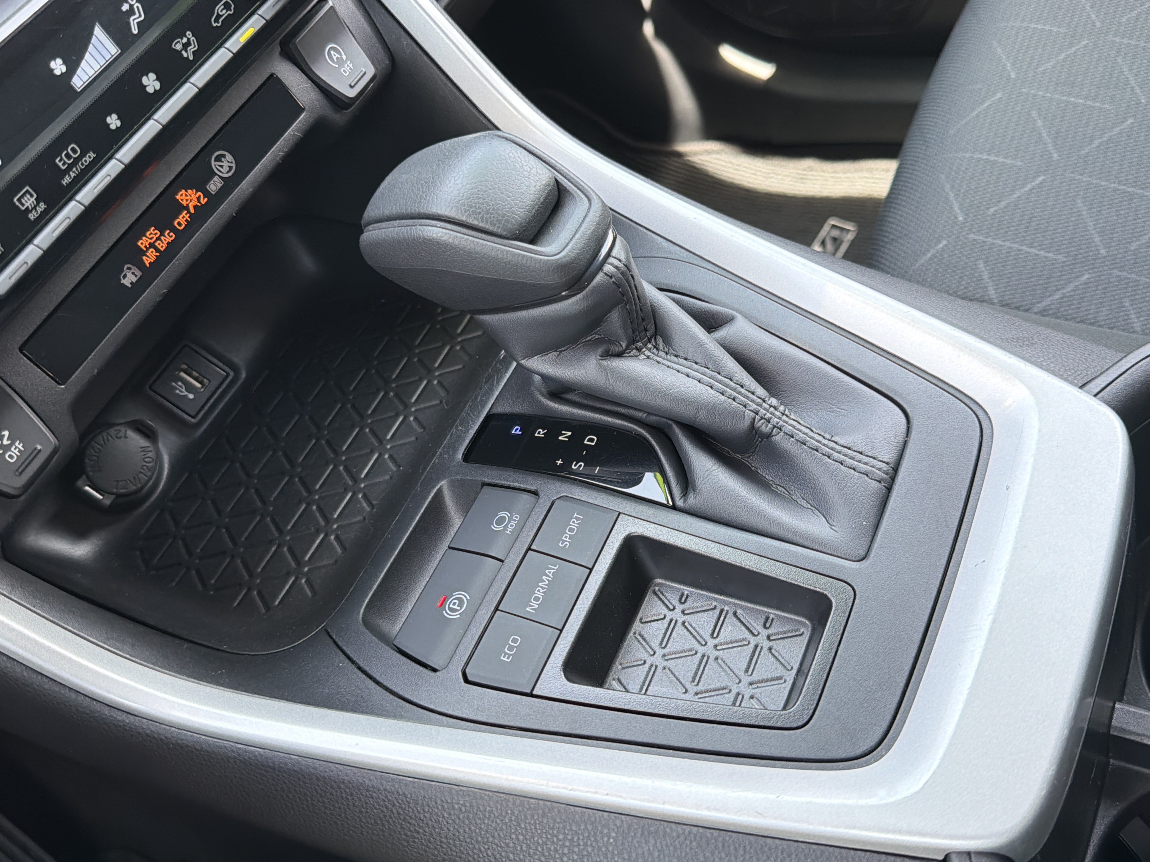 Certified 2025 Toyota RAV4 XLE FWD image 9