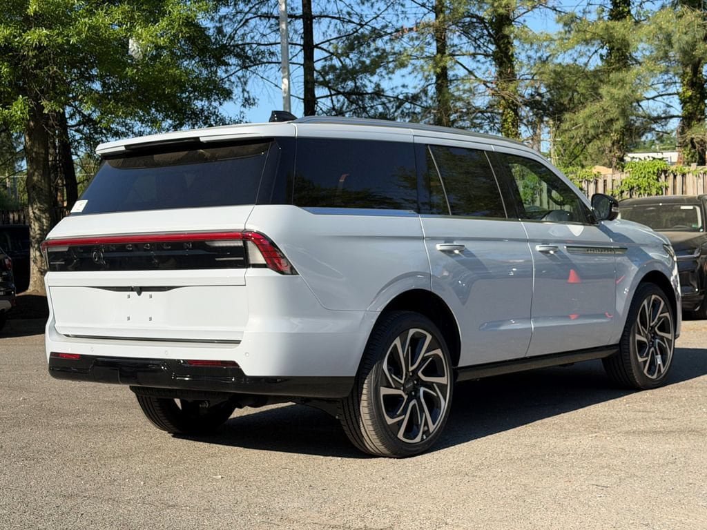 New 2026 Lincoln Navigator Reserve AWD/4WD image 3