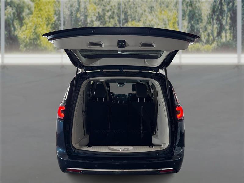 Used 2023 Chrysler Pacifica Touring-L w/ Uconnect Theater Family Group FWD image 13
