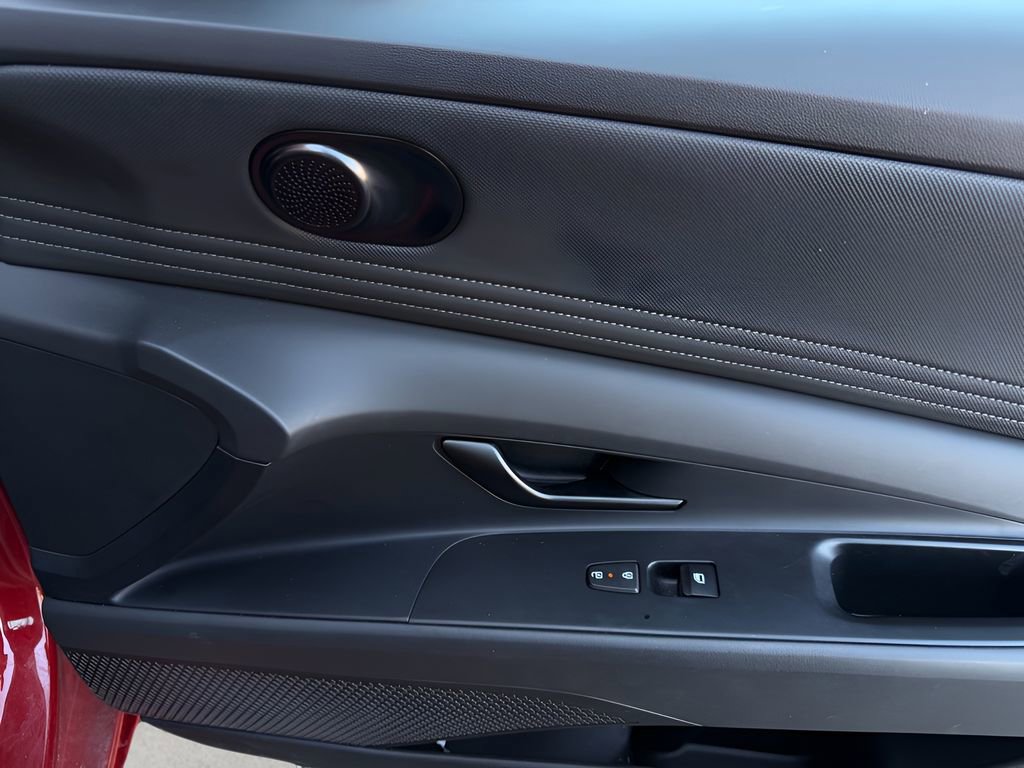 Used 2025 Hyundai Elantra Blue image 24