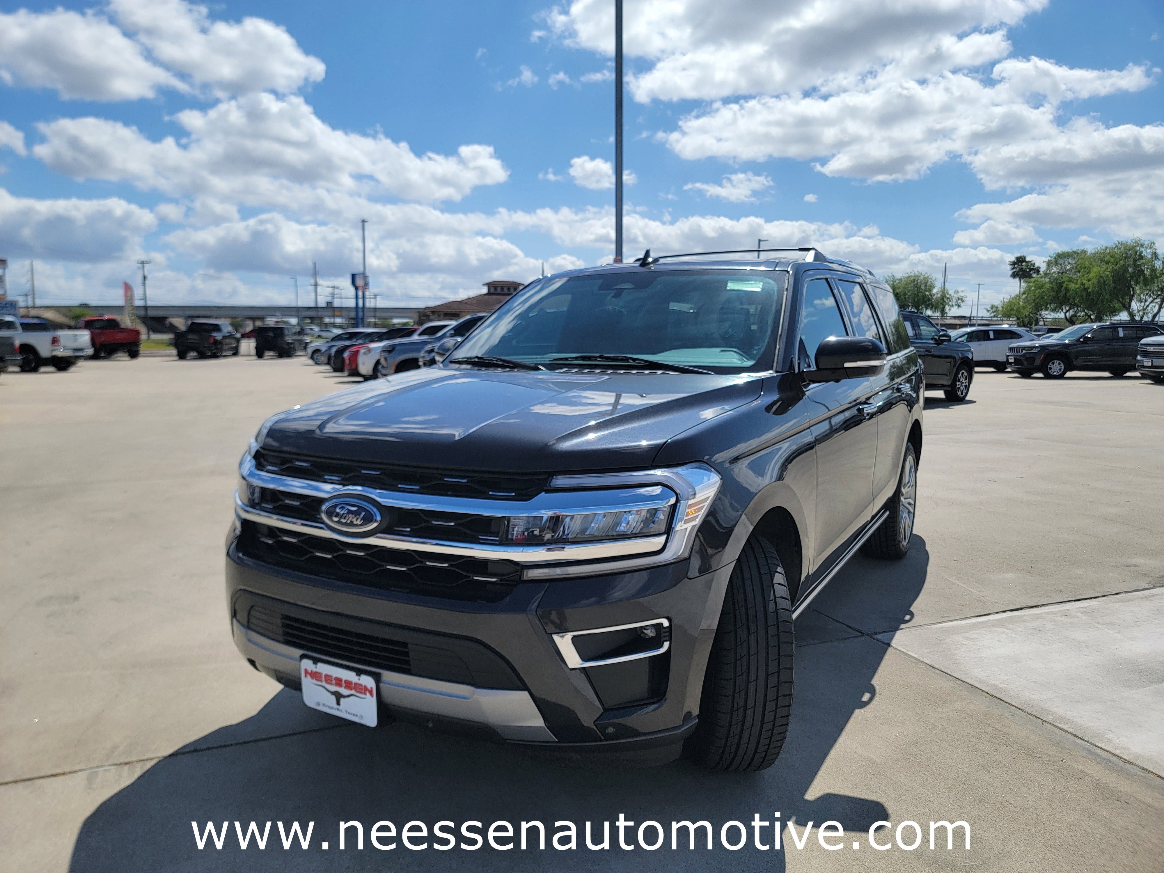 Used 2024 Ford Expedition Limited AWD/4WD image 3