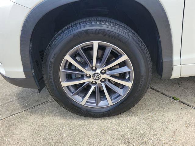Certified 2017 Toyota Highlander XLE FWD image 38