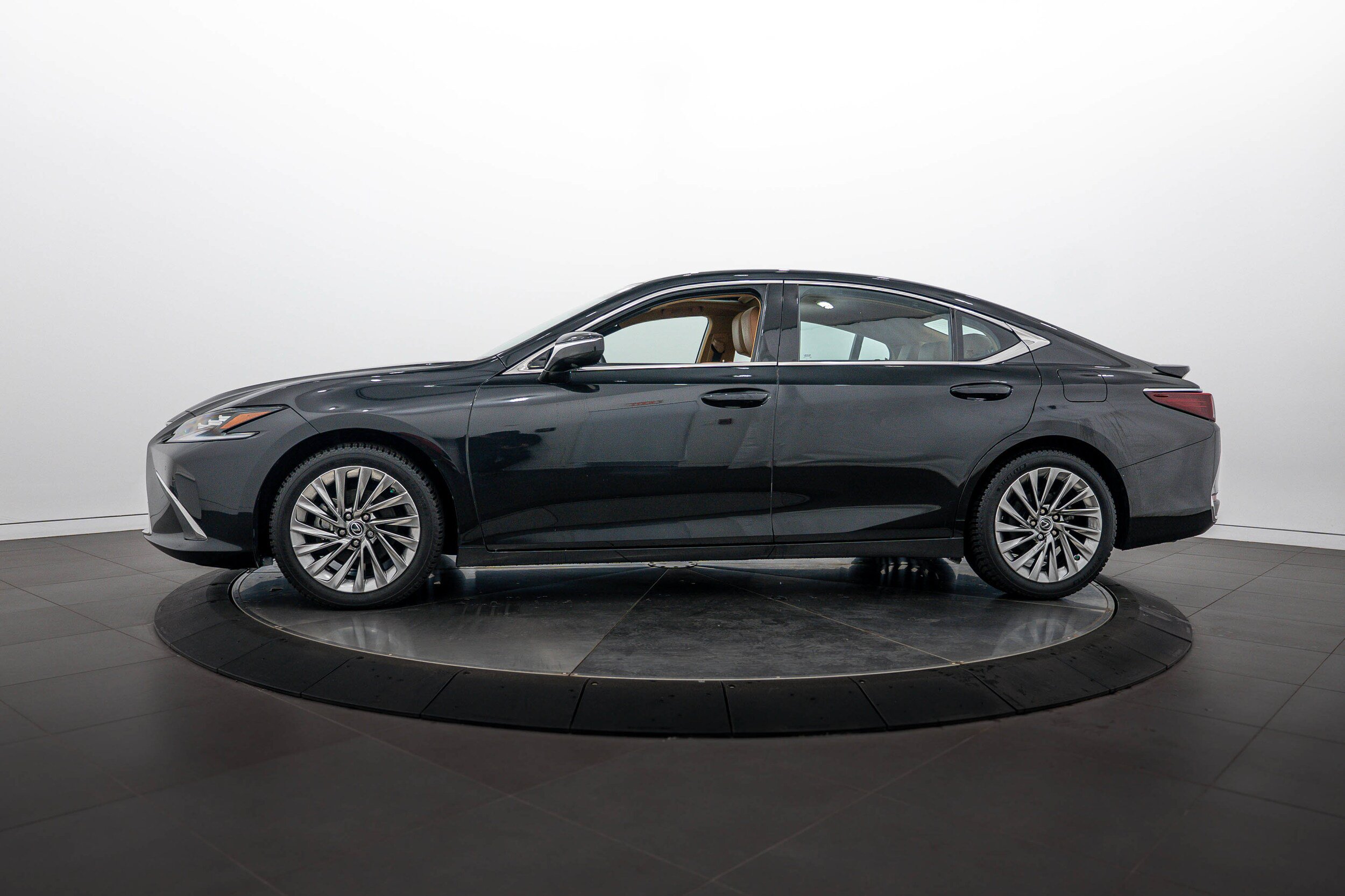 Used 2023 Lexus ES 300h Ultra Luxury w/ Accessory Package (Z2) FWD image 6