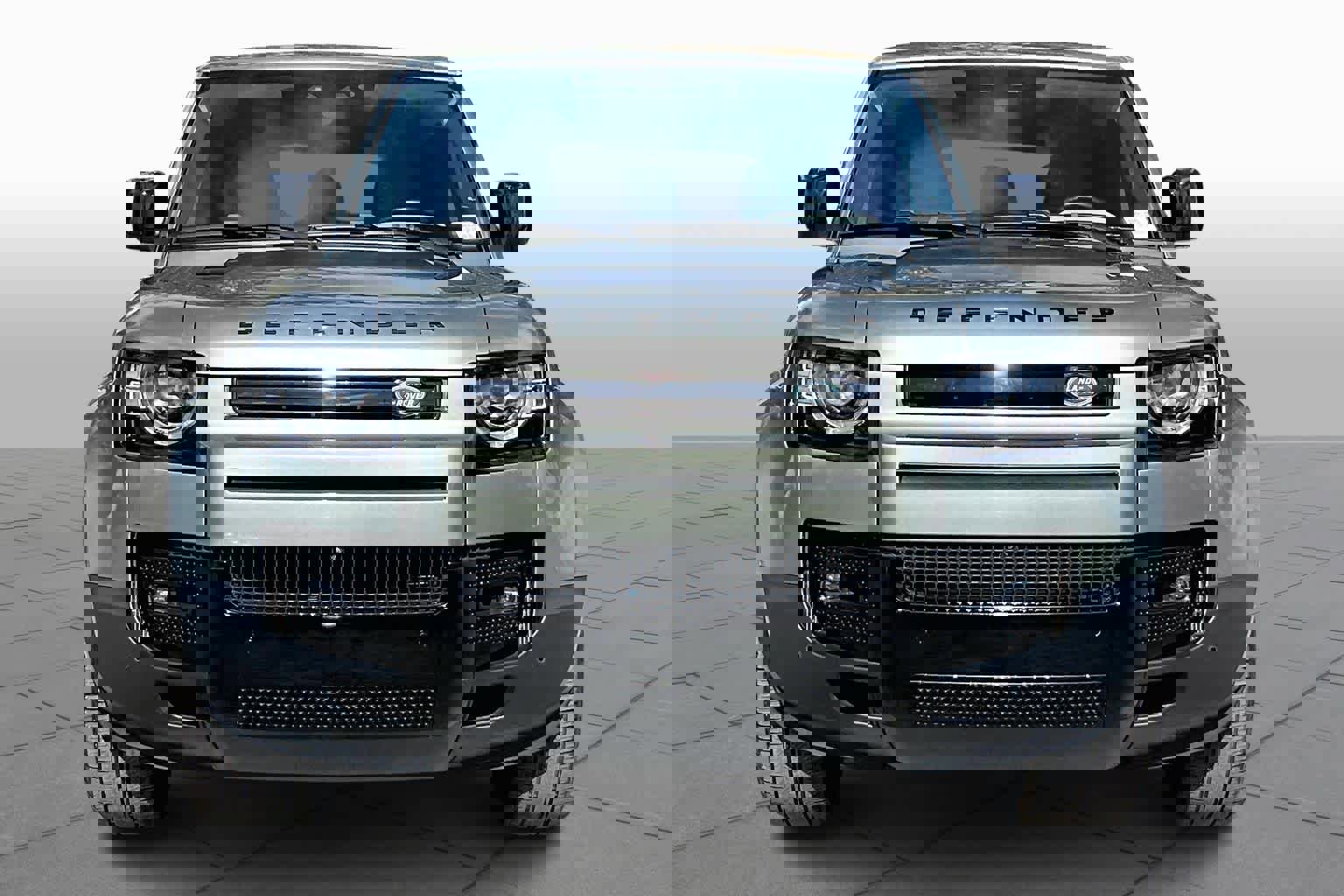 Used 2023 Land Rover Defender 130 SE image 4