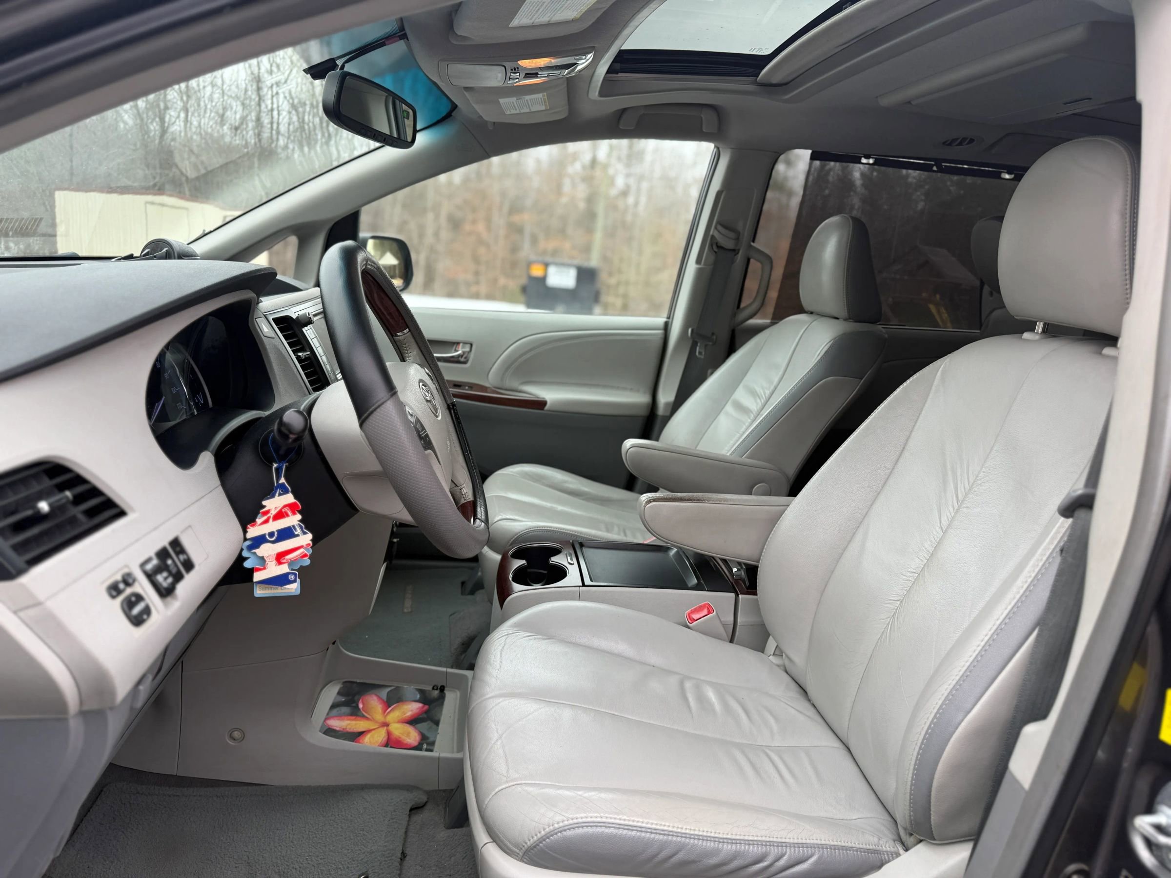 Used 2011 Toyota Sienna Limited w/ Premium Pkg AWD/4WD image 2