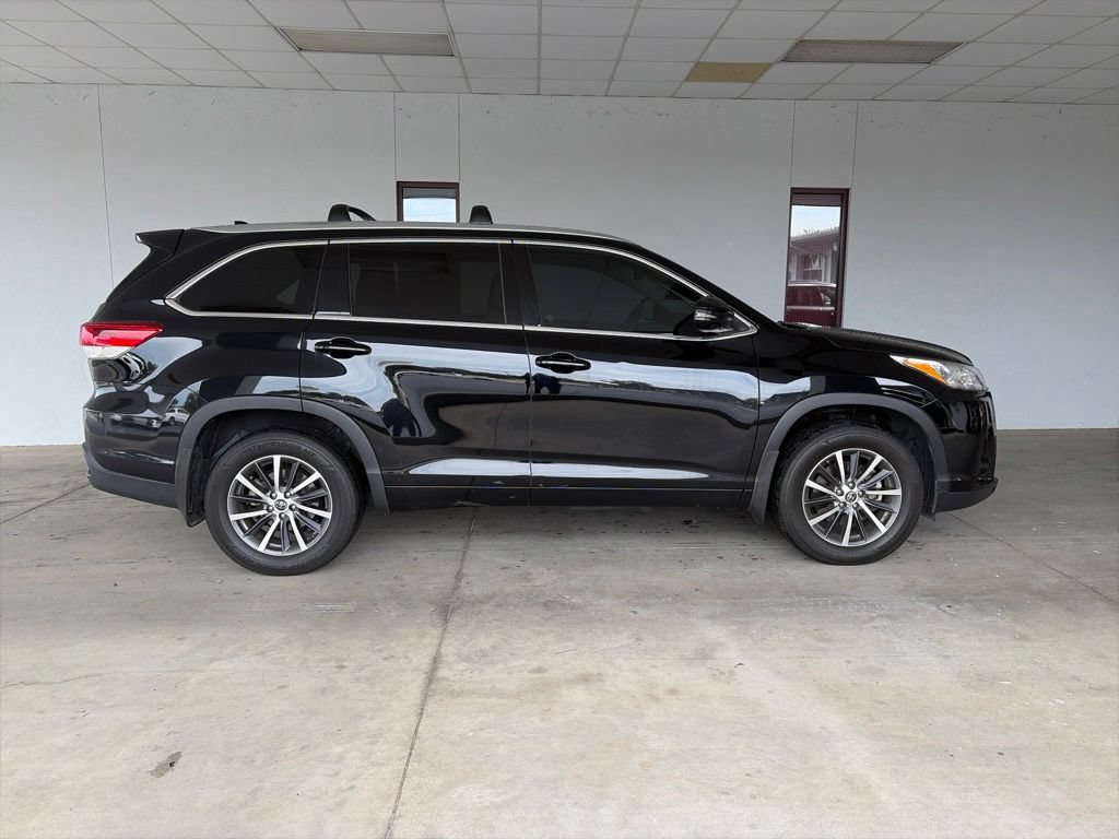 Used 2017 Toyota Highlander XLE AWD/4WD image 3