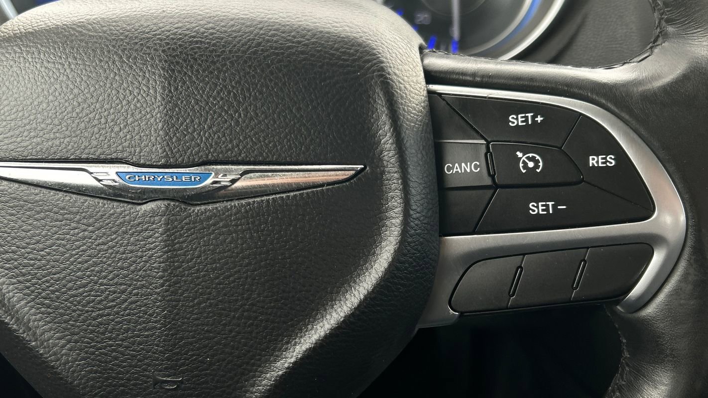 Used 2016 Chrysler 300 Limited image 32