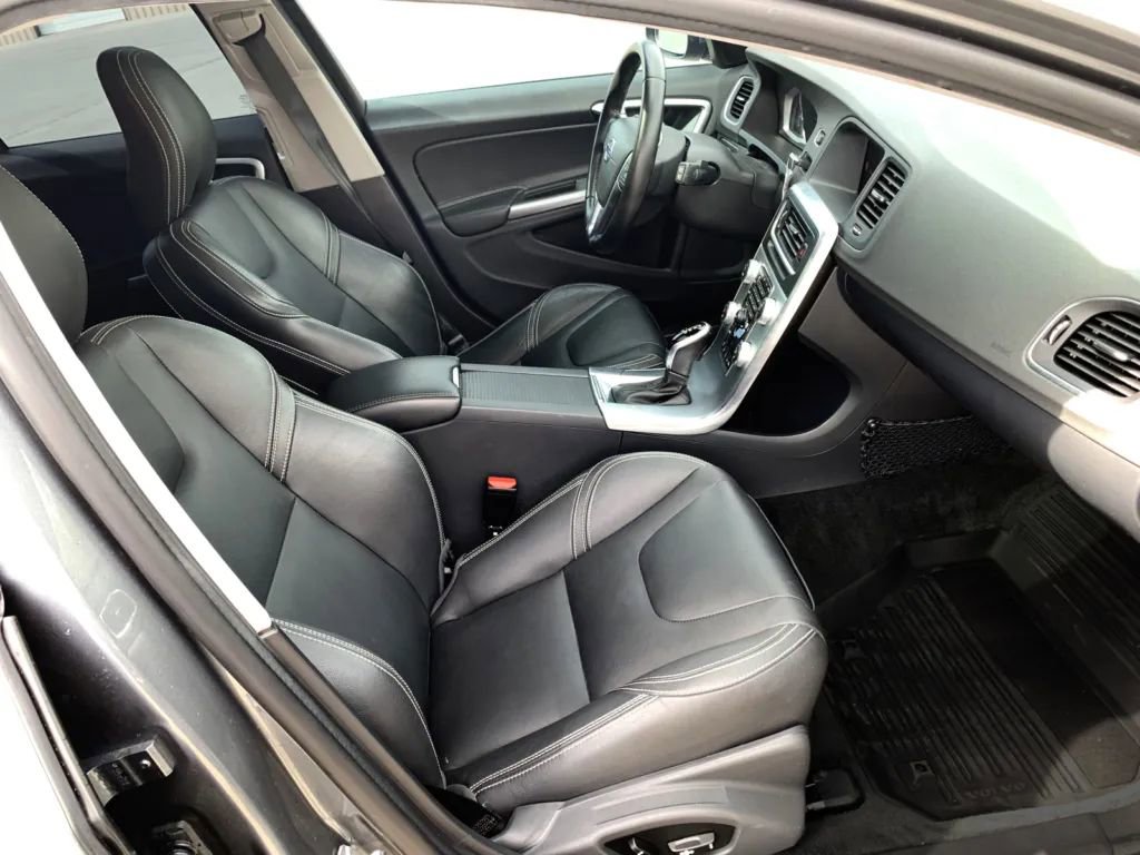 Used 2018 Volvo V60 T5 Dynamic w/ Vision Package image 21