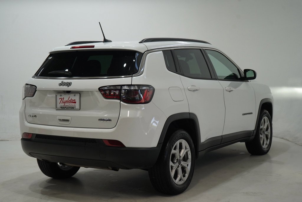 Used 2025 Jeep Compass Latitude w/ Sun & Sound Group AWD/4WD image 8