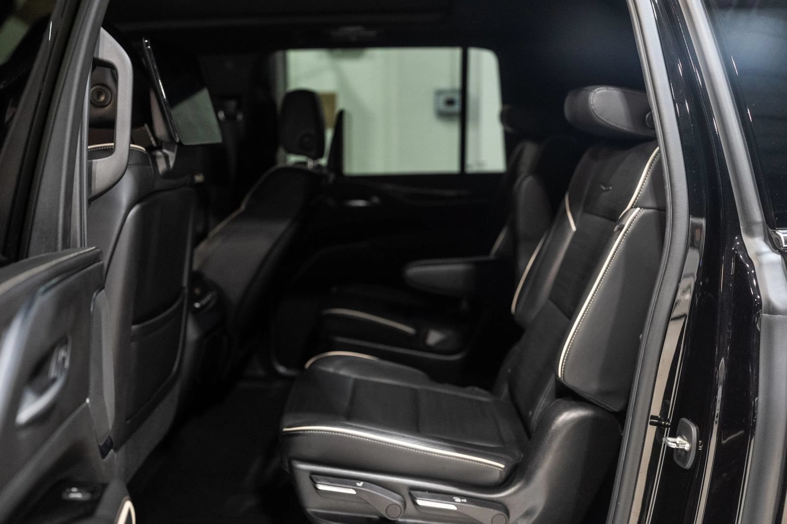Used 2021 Cadillac Escalade ESV Premium Luxury w/ LPO, Floor Liner Package AWD/4WD image 15