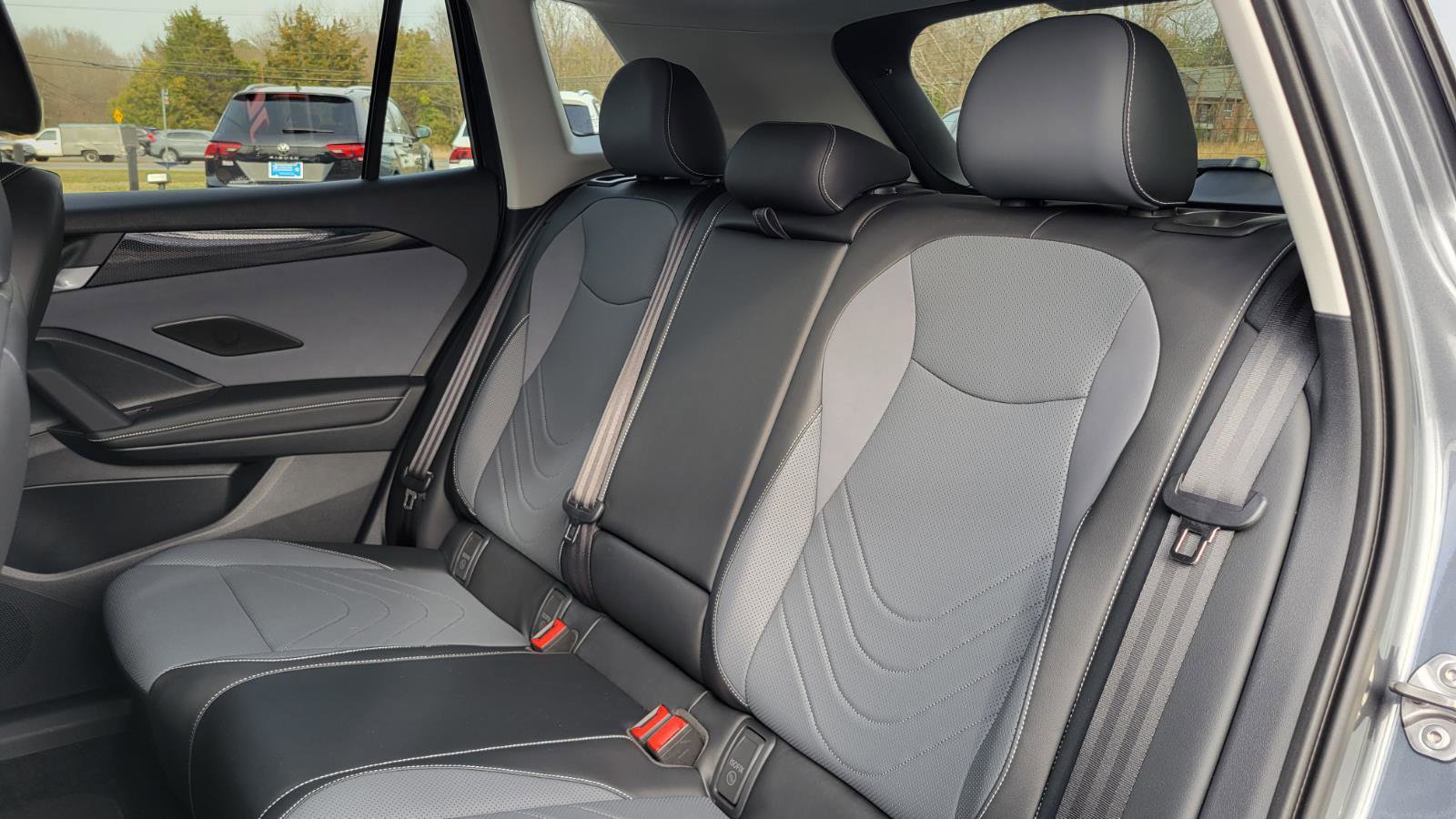 Used 2025 Volkswagen Tiguan SE image 36