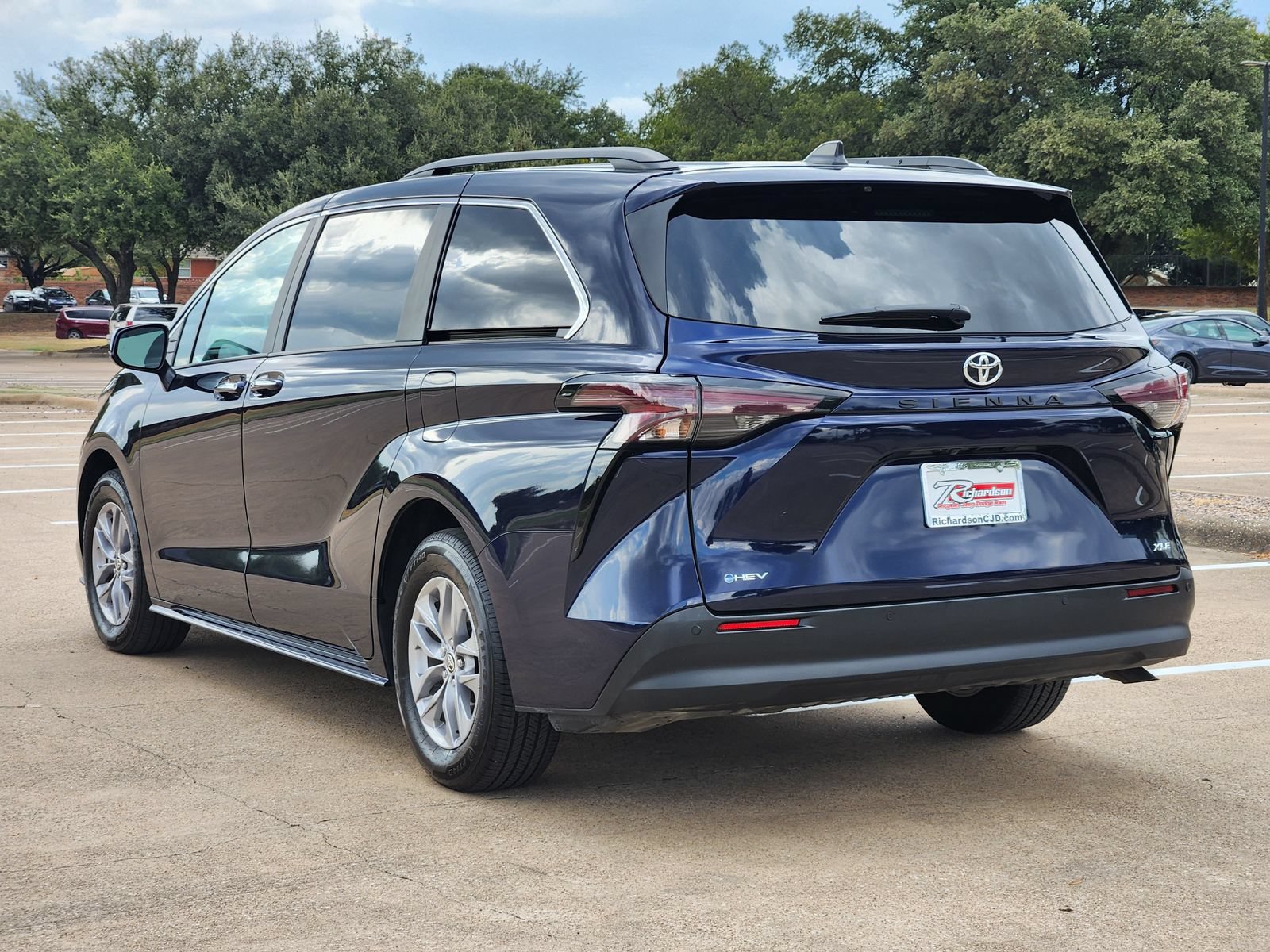 Used 2026 Toyota Sienna XLE FWD image 4