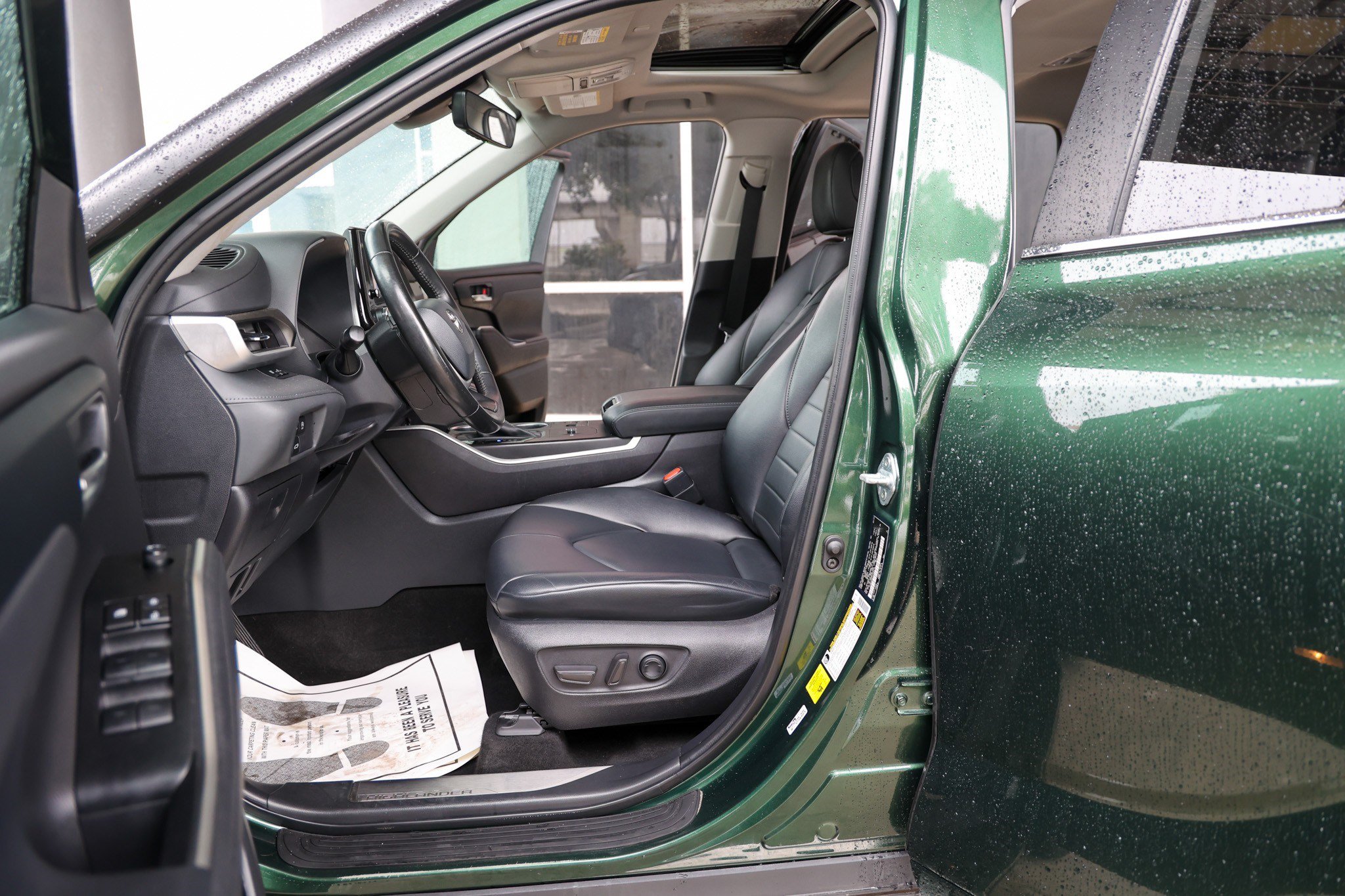 Used 2023 Toyota Highlander XLE FWD image 31