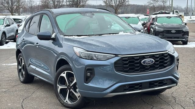 Used 2024 Ford Escape ST-Line Elite w/ Premium Technology Package image 2