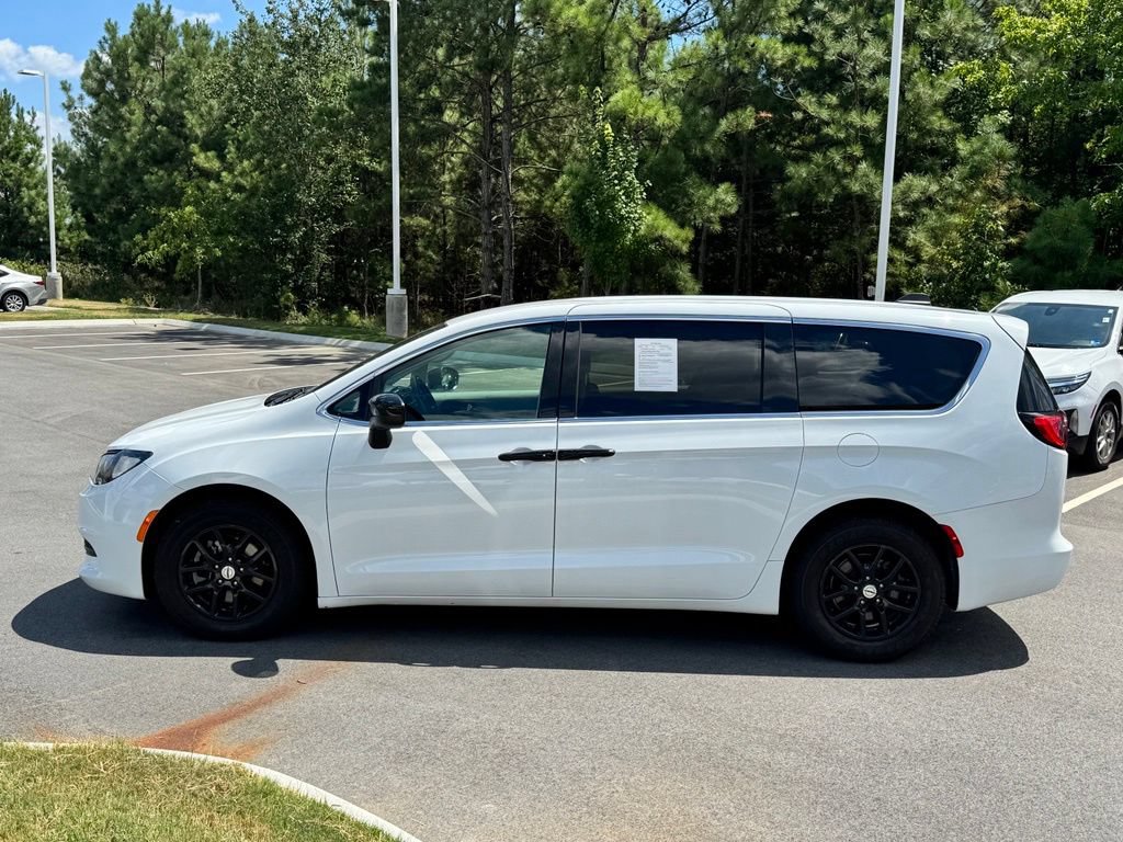 Used 2023 Chrysler Voyager LX FWD image 3