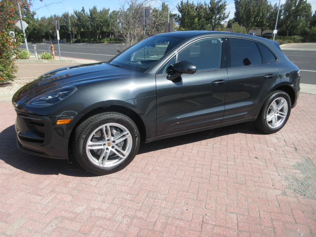 Used 2025 Porsche Macan w/ Premium Package Plus AWD/4WD image 5