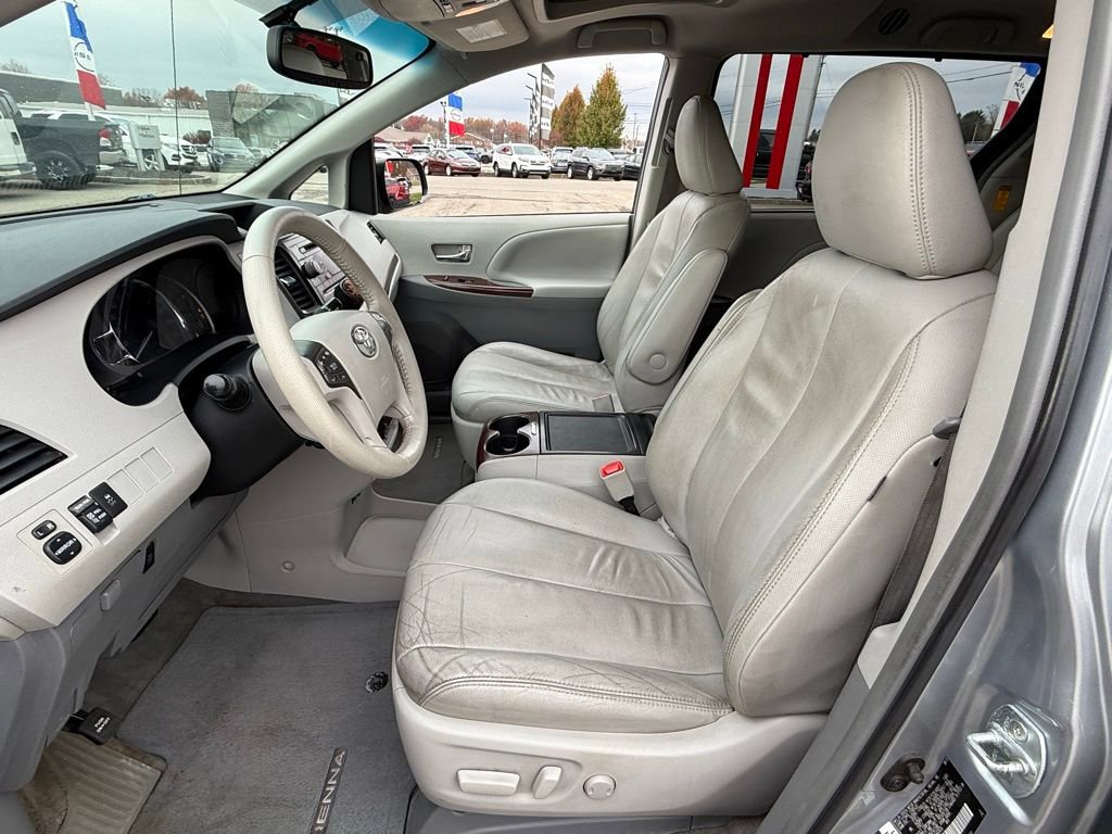 Used 2013 Toyota Sienna XLE image 12