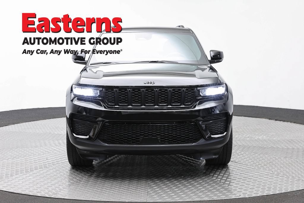 Used 2024 Jeep Grand Cherokee Altitude AWD/4WD image 2