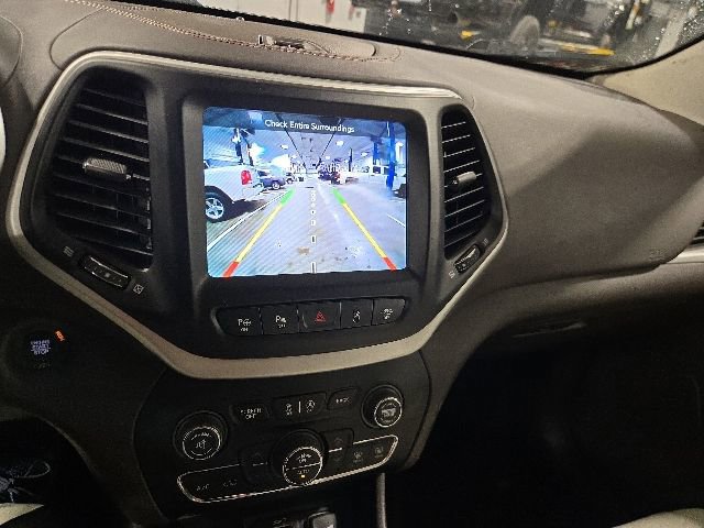 Used 2018 Jeep Cherokee Overland w/ Technology Group AWD/4WD image 16