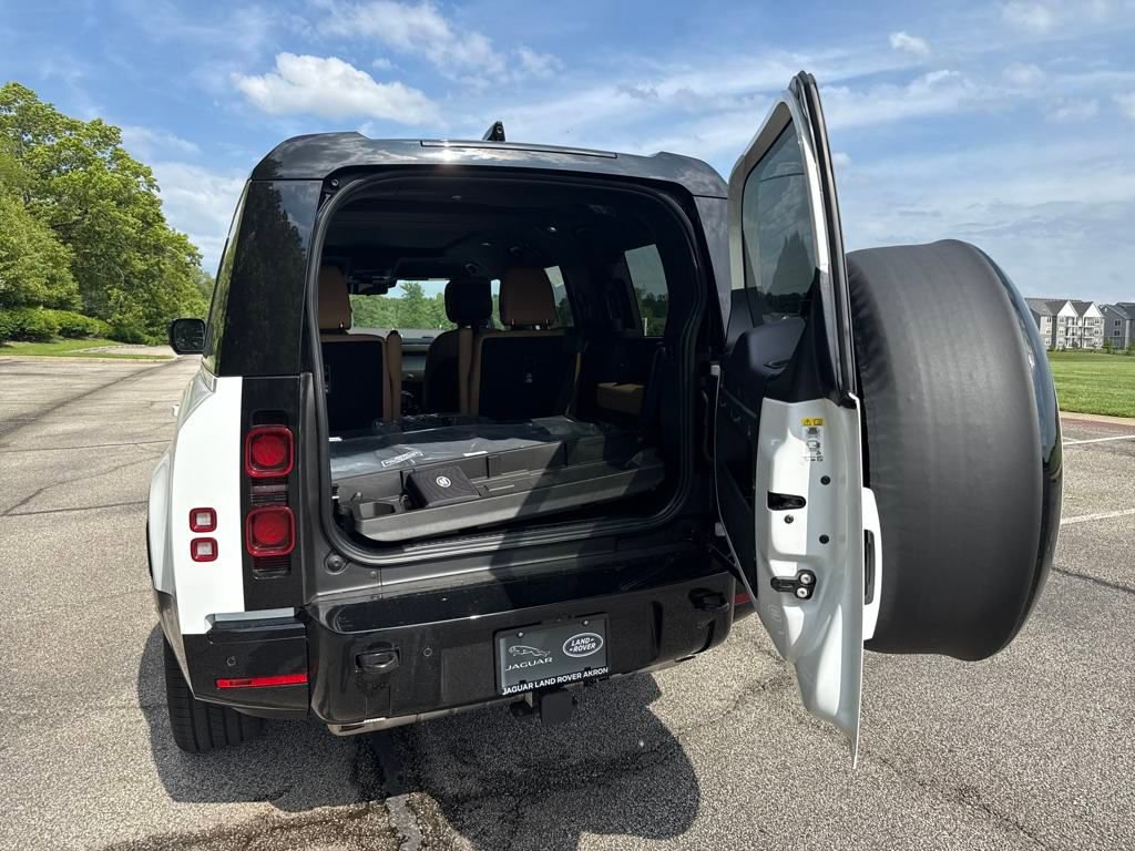 New 2025 Land Rover Defender 130 X-Dynamic SE image 7