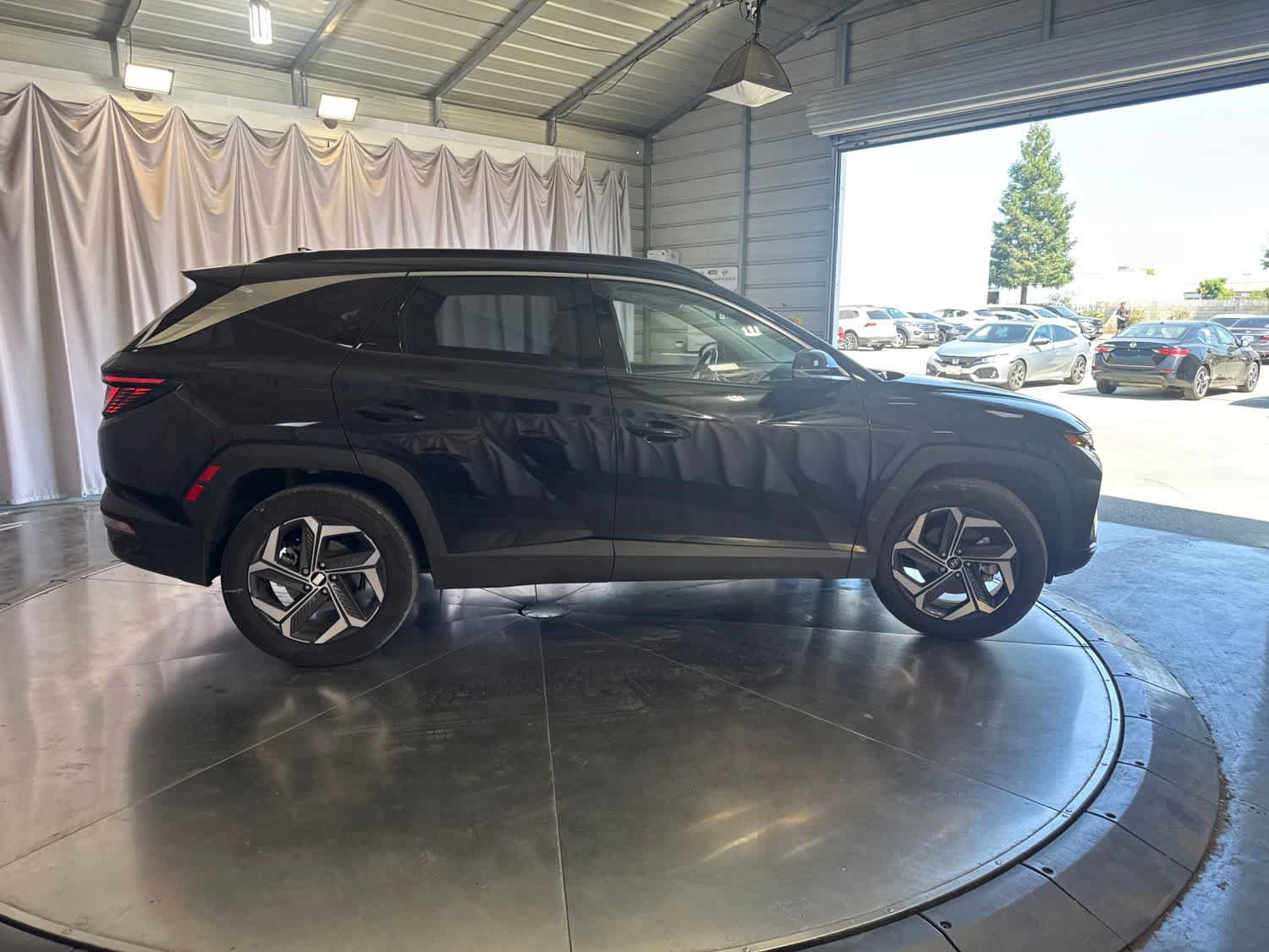 Certified 2024 Hyundai Tucson Limited AWD/4WD image 4