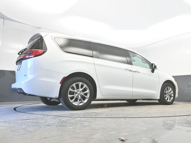 Used 2023 Chrysler Pacifica Touring-L image 33