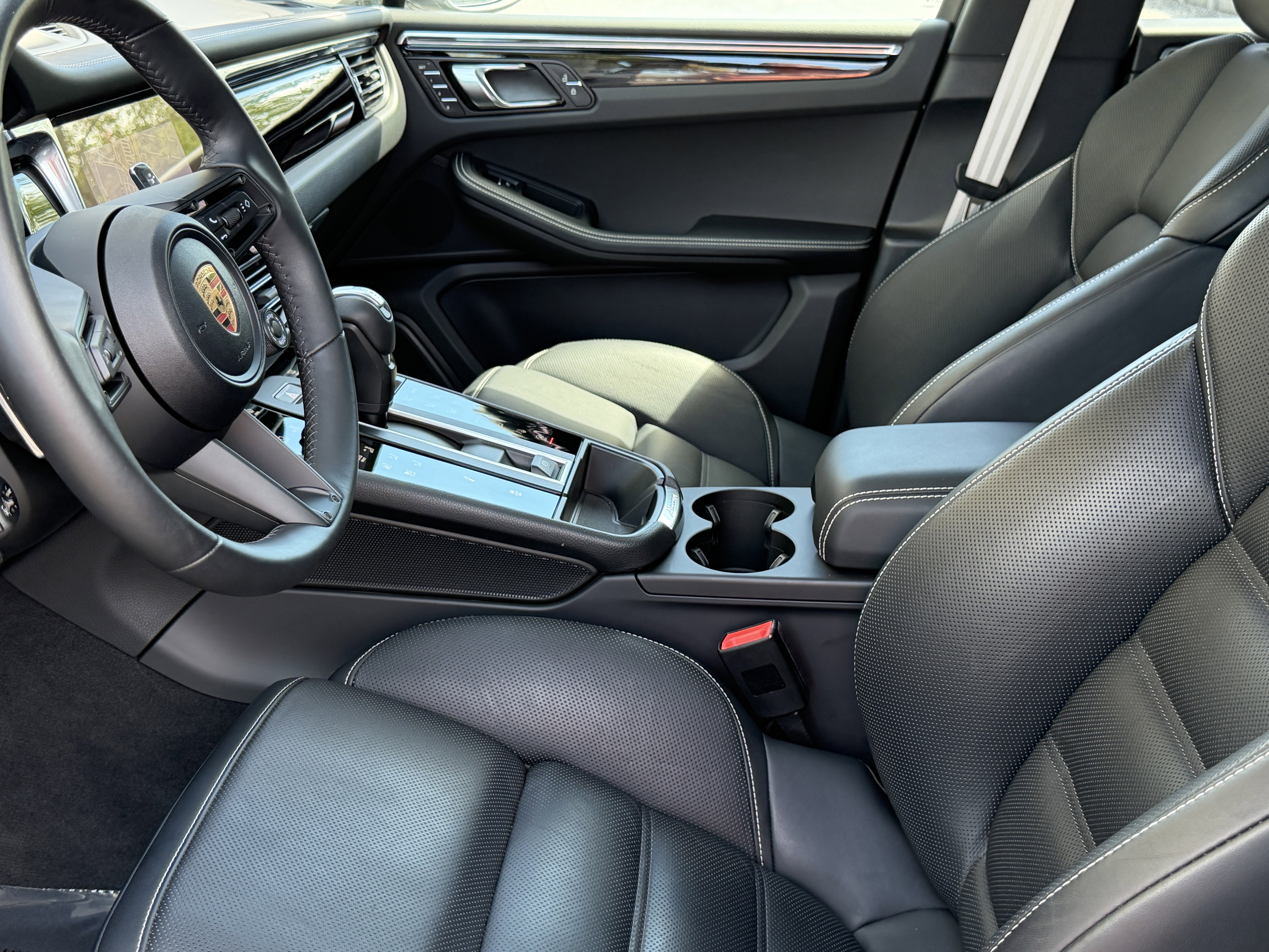 Certified 2025 Porsche Macan Turbo image 20