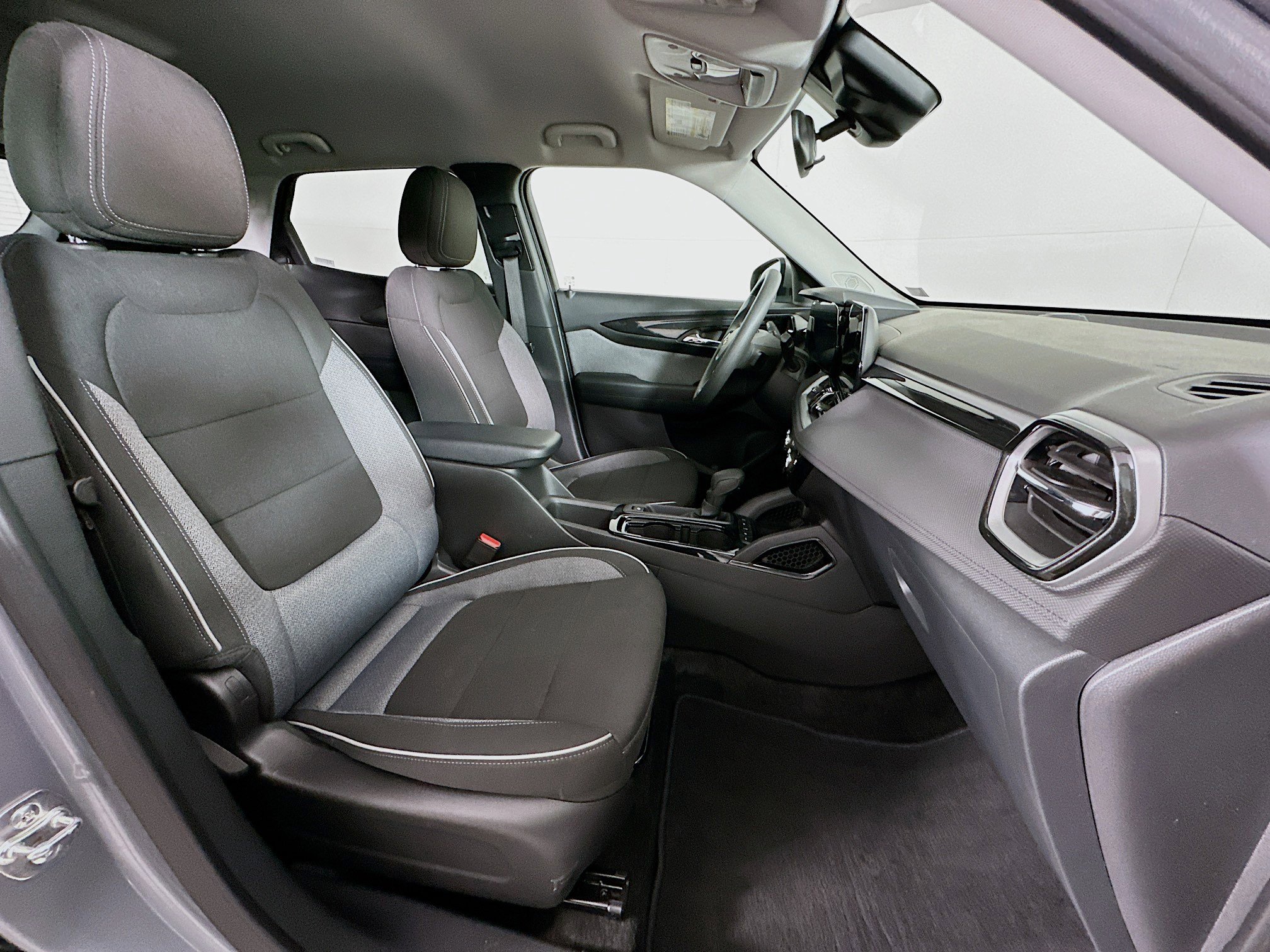 Used 2025 Chevrolet TrailBlazer LT AWD/4WD image 29