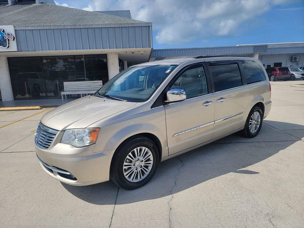 Used 2013 Chrysler Town & Country Touring-L w/ Entertainment Group #2 FWD image 1