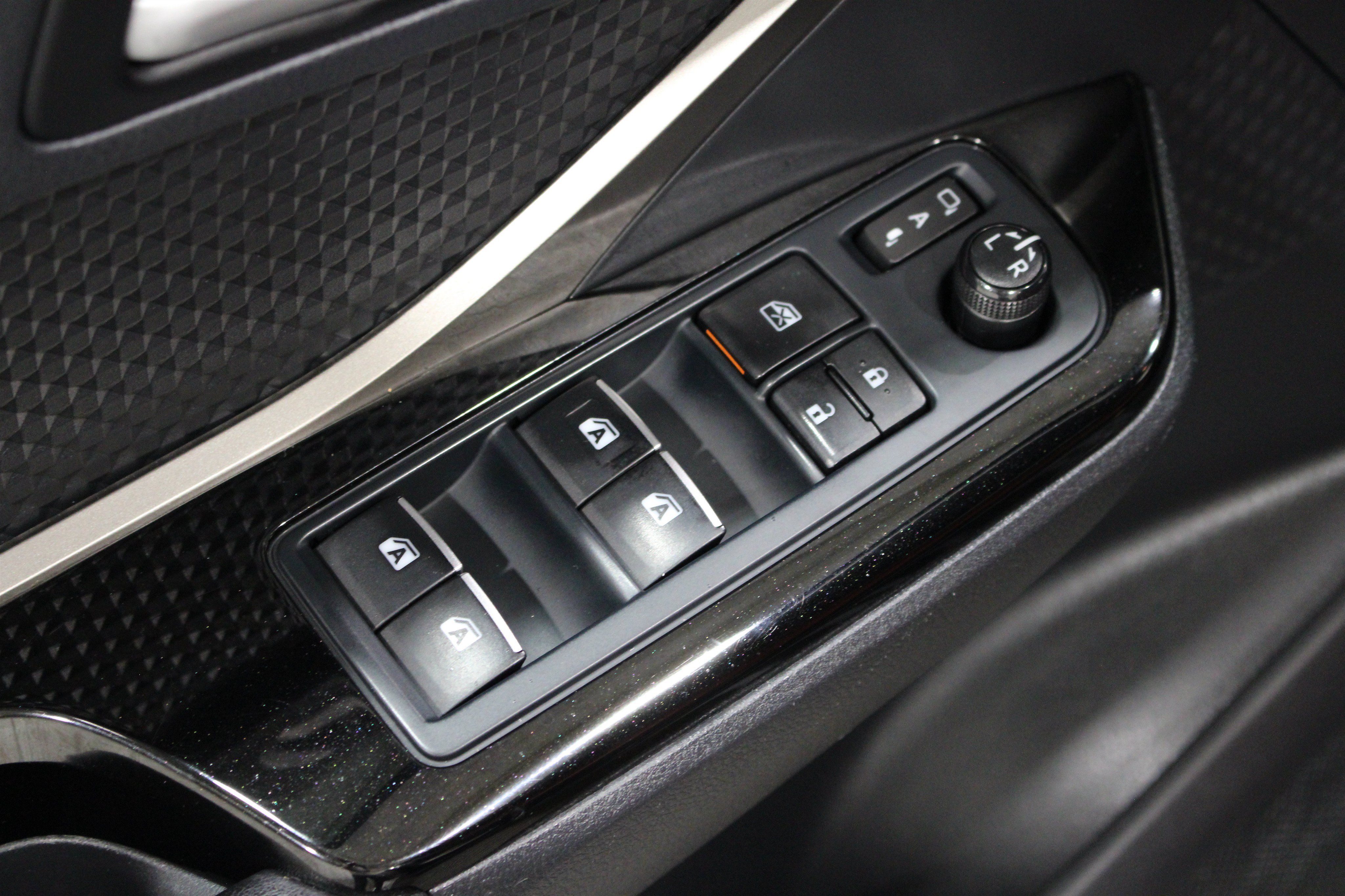Used 2019 Toyota C-HR XLE FWD image 7
