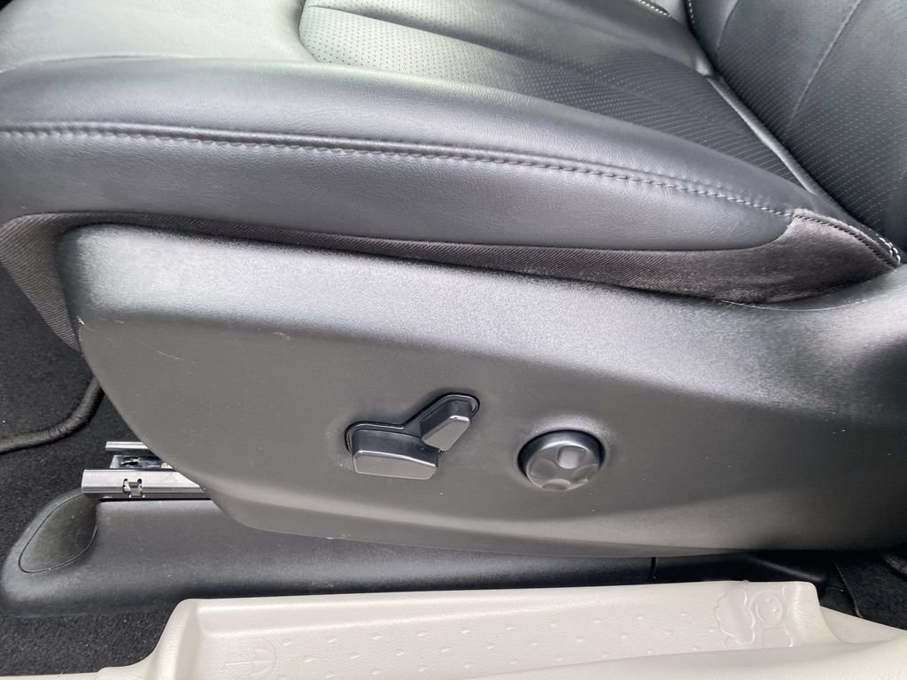 Used 2024 Chrysler Pacifica Touring-L FWD image 13