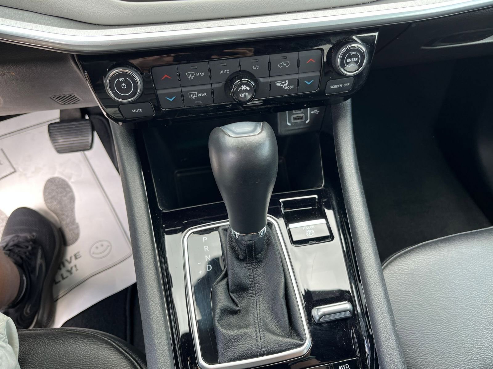 Used 2025 Jeep Compass Limited image 42