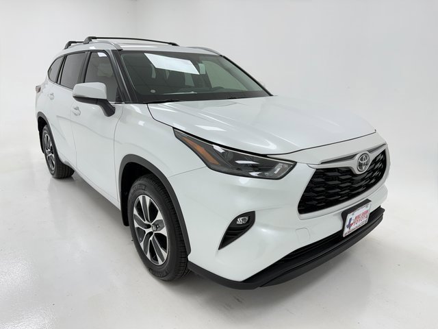 New 2026 Toyota Highlander XLE image 2