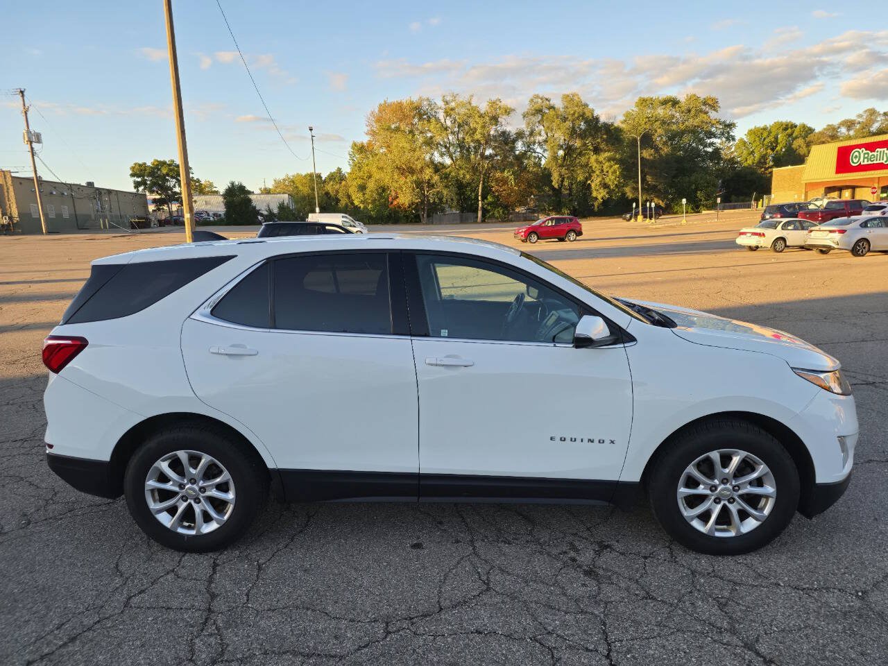 Used 2019 Chevrolet Equinox LT w/ Driver Convenience Package FWD image 3