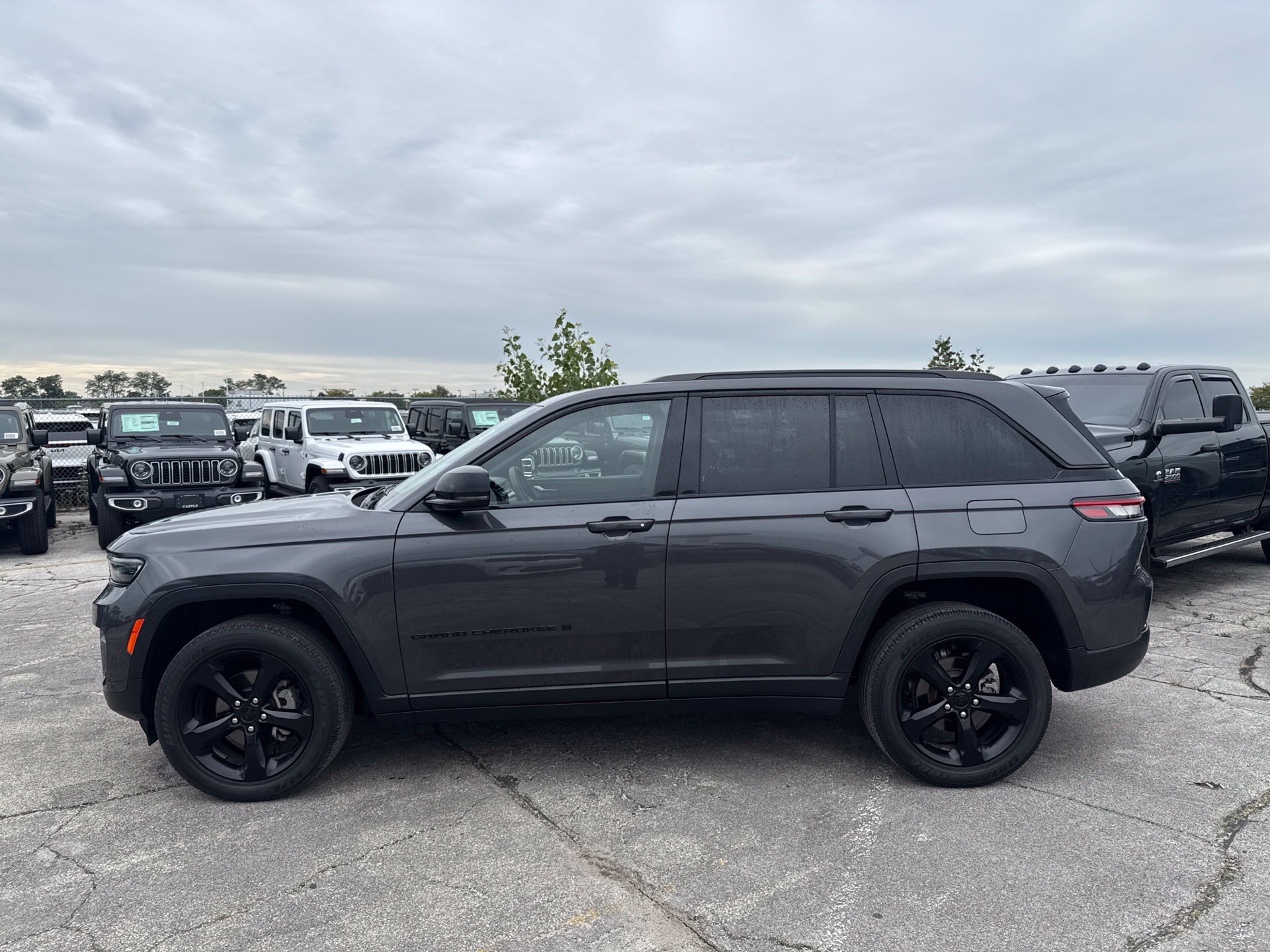 Used 2023 Jeep Grand Cherokee Altitude AWD/4WD image 9