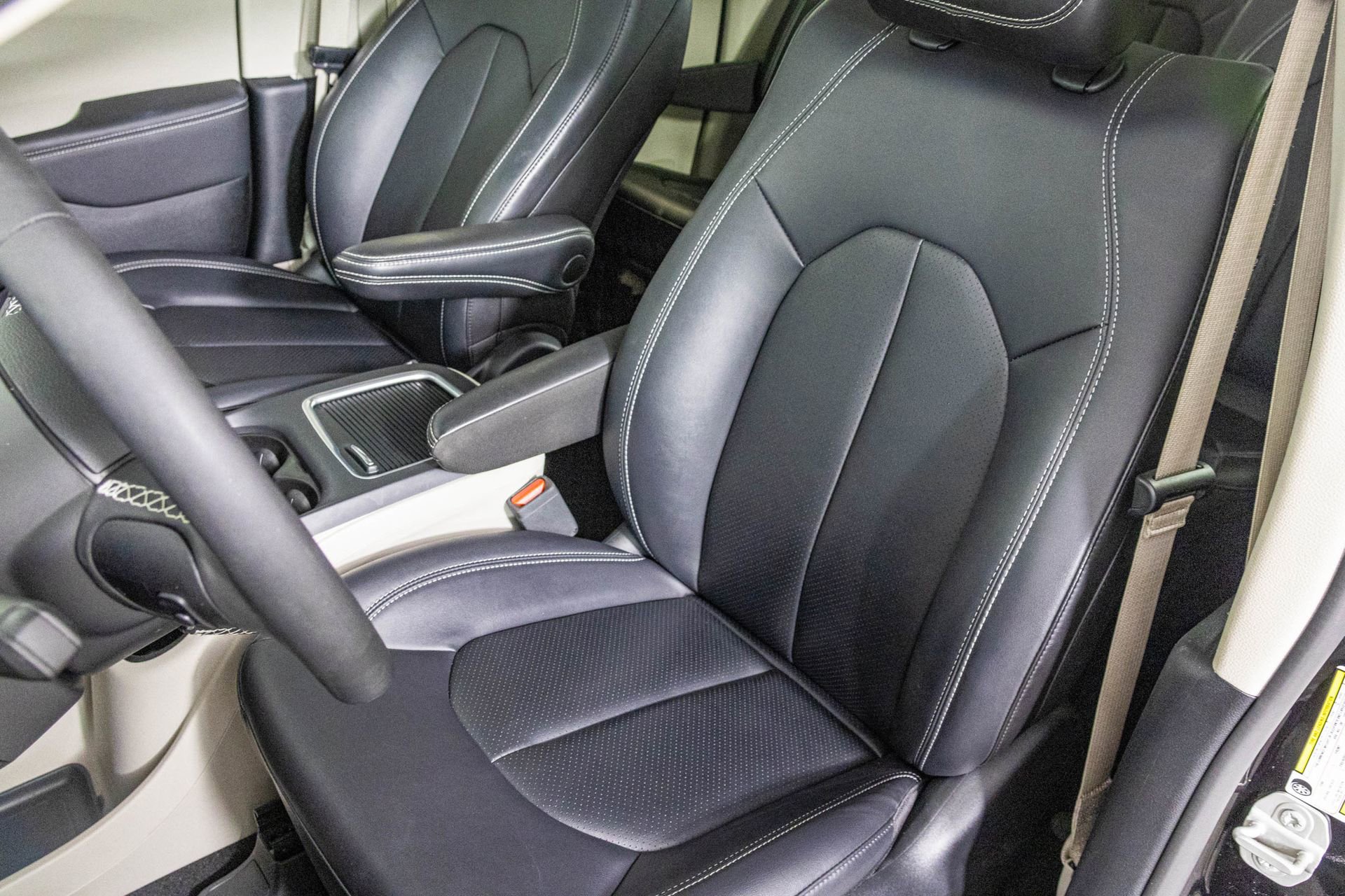 Used 2024 Chrysler Pacifica Touring-L image 19