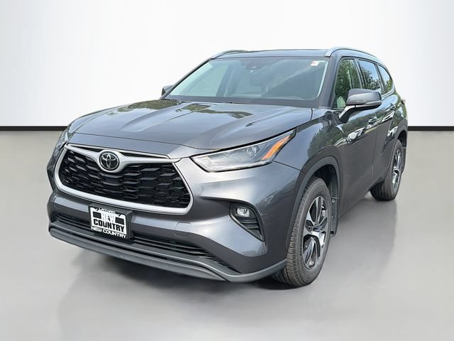 Used 2021 Toyota Highlander XLE AWD/4WD image 3