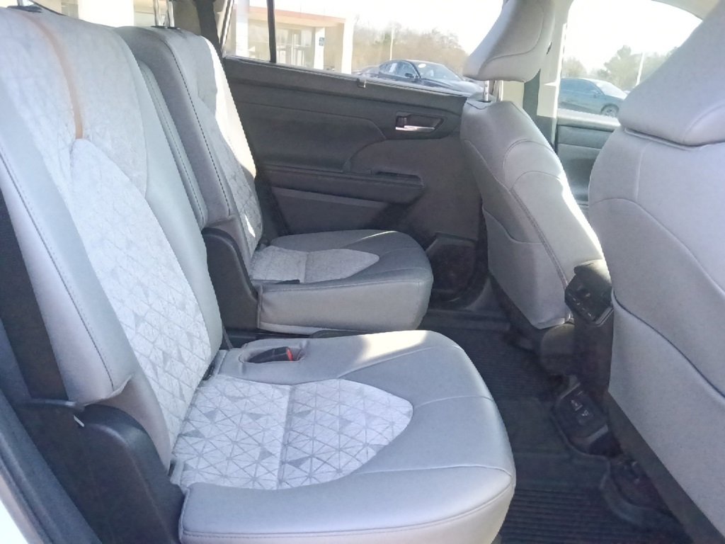 Used 2023 Toyota Highlander Bronze Edition image 32