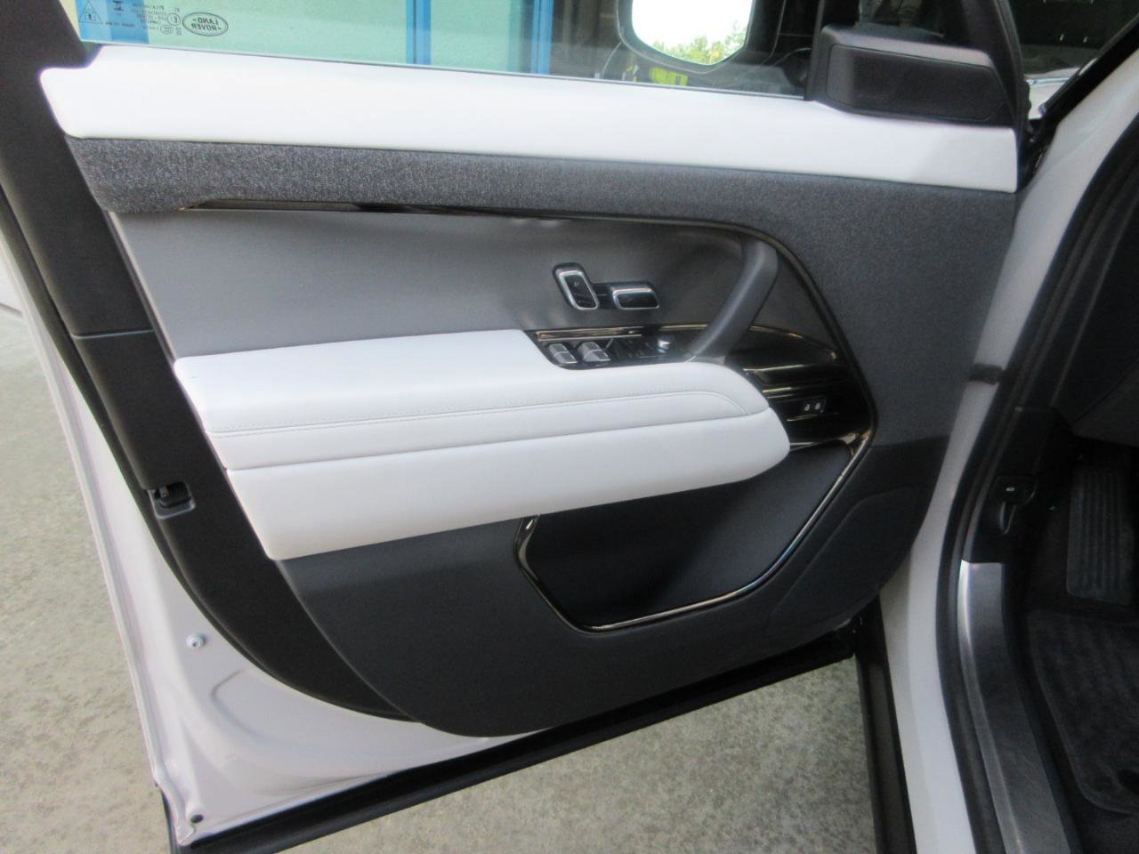 Used 2024 Land Rover Range Rover Sport SE image 5