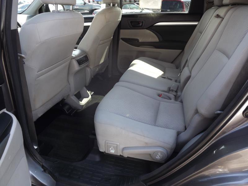 Used 2017 Toyota Highlander LE w/ Carpet Mat Package FWD image 21