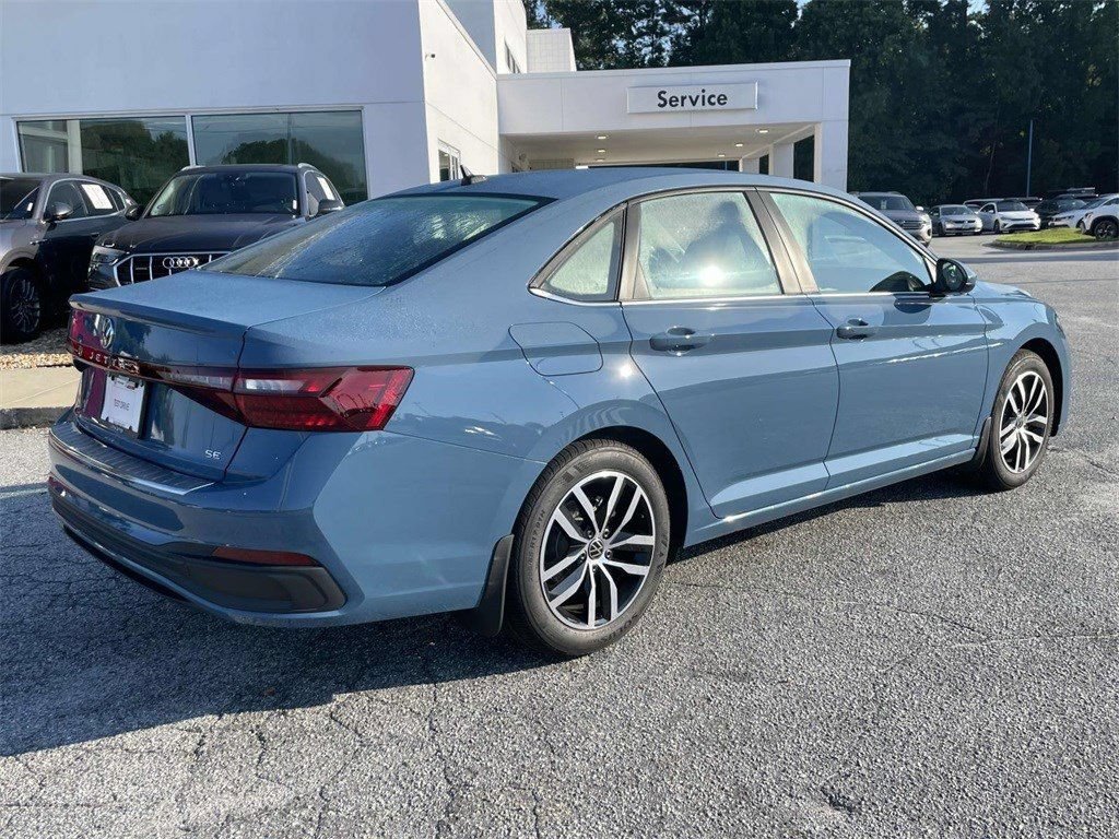 Used 2025 Volkswagen Jetta SE FWD image 4