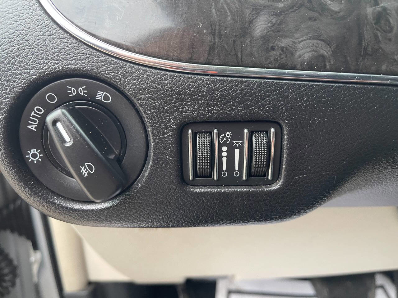 Used 2012 Chrysler Town & Country Touring-L w/ Entertainment Group #2 image 20