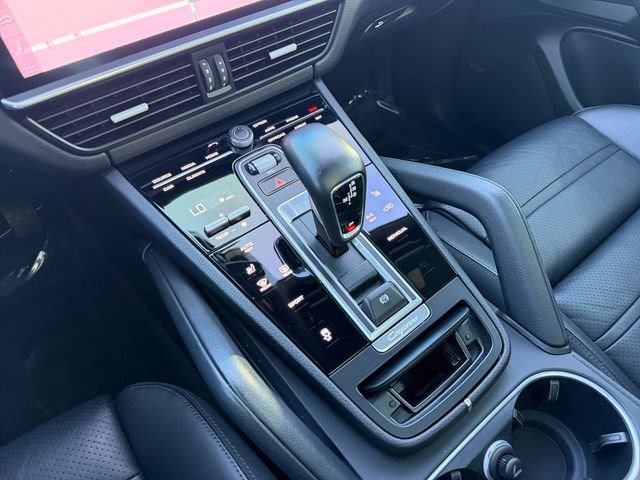 Used 2021 Porsche Cayenne w/ Premium Package AWD/4WD image 24