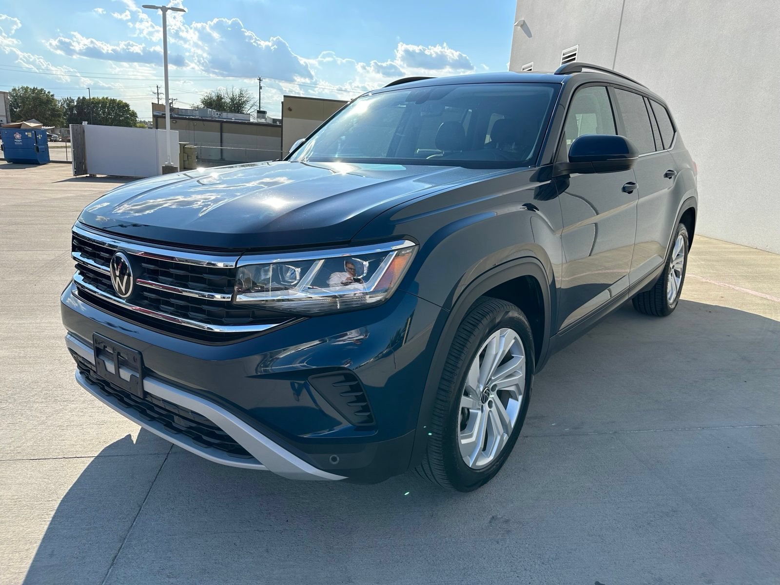 Used 2023 Volkswagen Atlas SE w/ Panoramic Sunroof Package FWD image 3
