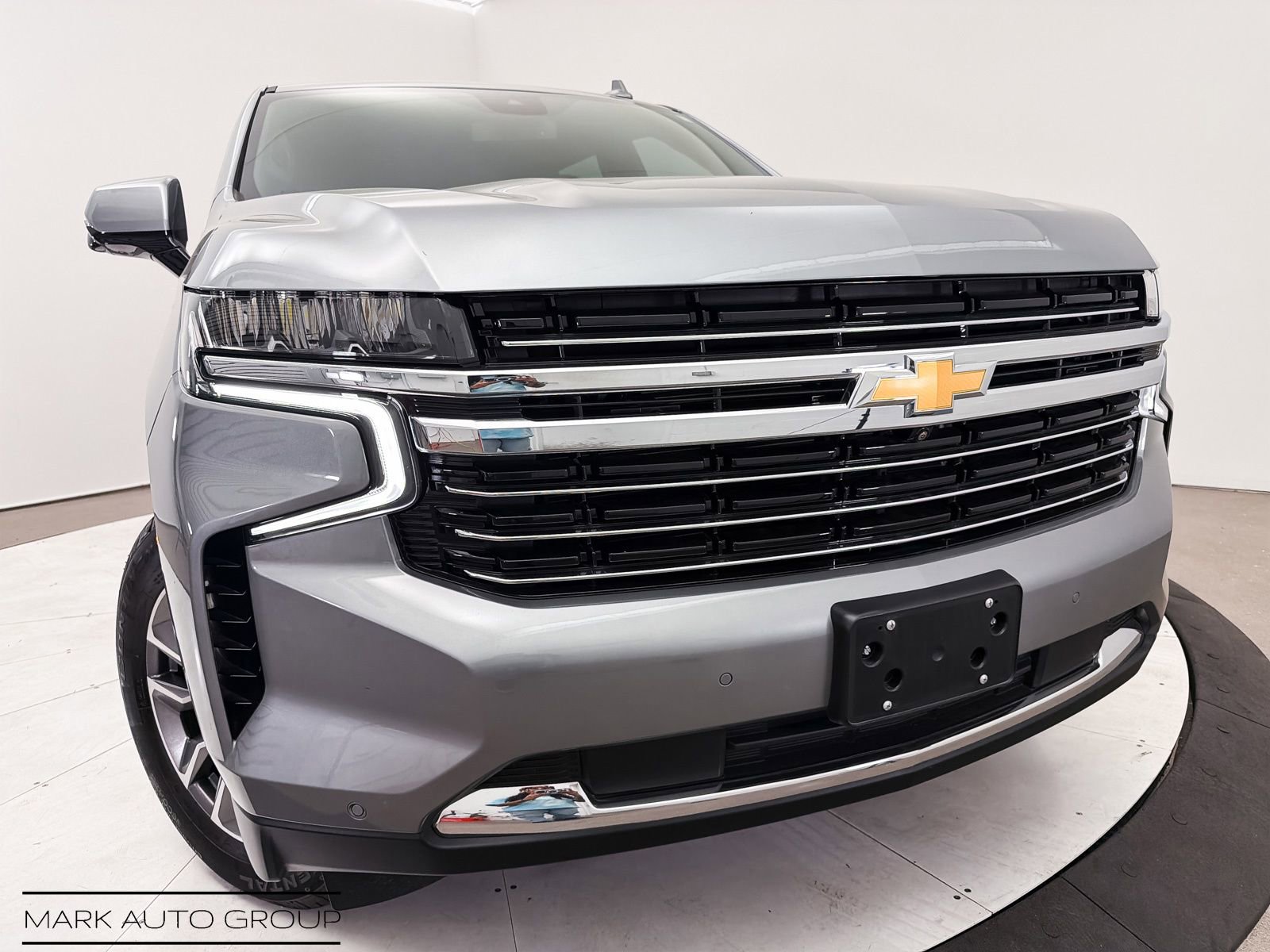 Used 2024 Chevrolet Suburban LT w/ Luxury Package RWD image 2