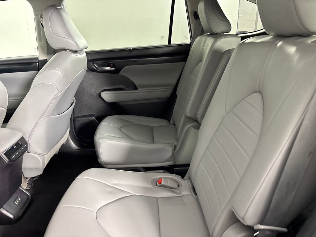 Used 2023 Toyota Highlander XLE image 31