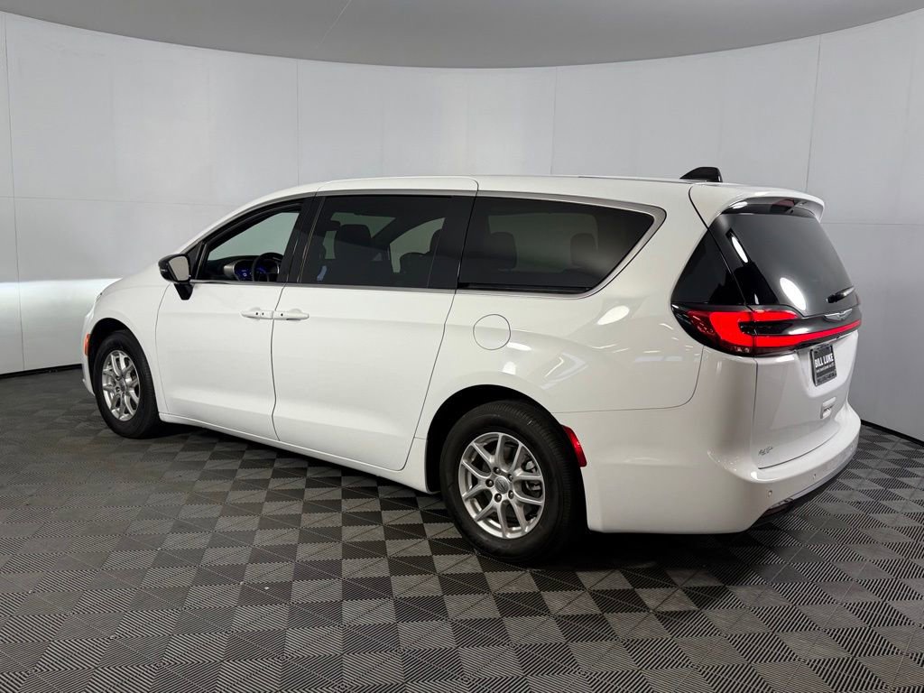 Used 2025 Chrysler Pacifica Select FWD image 9